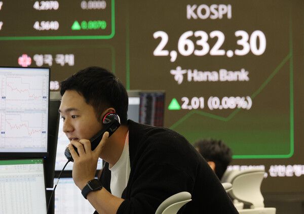 26일 오전 서울 중구 하나은행 본점 딜링룸 모습. [연합뉴스]