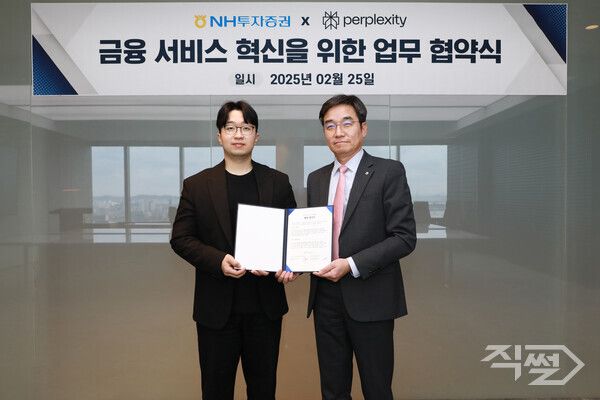 (왼쪽부터) 이석기 교보증권 대표이사, 송승규 드림메이커스 사무국장이&nbsp;지난&nbsp;25일 여의도 본사&nbsp;15층 대회의실에서 자립준비청년 지원 프로그램인&nbsp;‘드림업&nbsp;4기’&nbsp;장학금 전달식을 가지고 기념사진을 촬영하고 있다 .[교보증권]