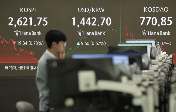 &nbsp;27일 서울 중구 하나은행 딜링룸 모습. [연합뉴스]