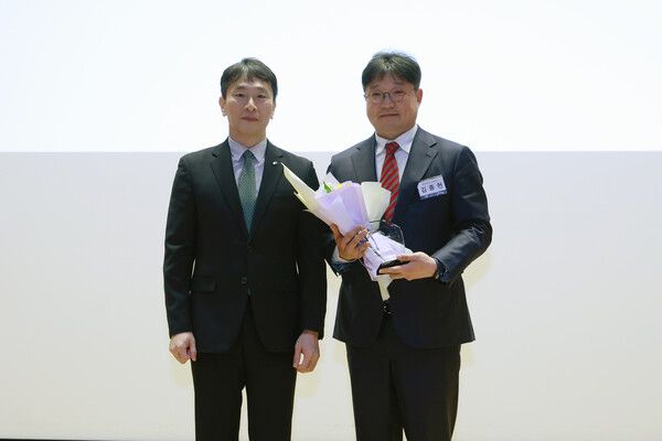 김중현 메리츠화재 대표(오른쪽), 이복현 금융감독원장(왼쪽). [메리츠화재]