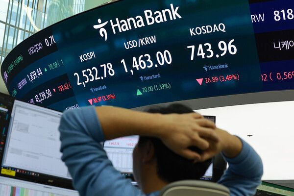 &nbsp;28일 서울 중구 하나은행 본점 딜링룸 모습. [연합뉴스]