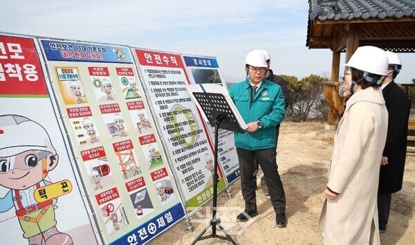 홍태용 시장이 공설 자연장지 현장을 방문해 추진 상황을 점검하고 있다.[김해시 제공]