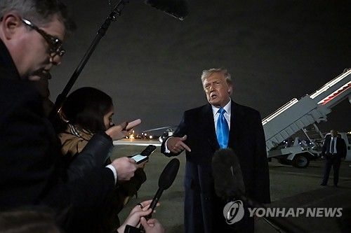 기자들과 문답하는 트럼프 [AP 연합뉴스]