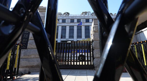 헌법재판소가 최상목 대통령 권한대행의 마은혁 재판관 후보자 불임명 관련 권한쟁의·헌법소원 심판 선고를 연기한 3일 오후 서울 종로구 헌법재판소. [연합뉴스]