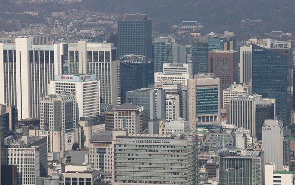 2024년 우리나라의 1인당 GDP가 전년보다 454달러(1.28%) 늘어난 3만6천24달러로 추계 됐다. 서울 남산에서 바라본 서울 시내. [연합뉴스]