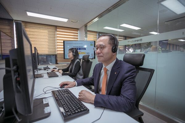 이찬우 NH농협금융 회장이 4일 서울 용산구 소재 고객행복센터에서 고객 상담 현장을 체험하고 있다.[NH농협금융]
