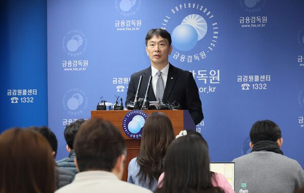 이복현 금감원장이 4일 서울 여의도 금융감독원에서 열린 2024년 금융지주·은행 등 주요 검사결과 관련 브리핑에서 모두 발언하고 있다. [연합뉴스]