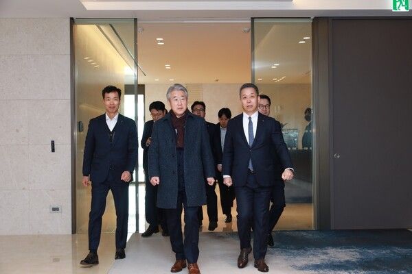 강호동 농협중앙회장(사진 가운데)은 지난 3일 새해 첫 계열사 현장경영으로 NH투자증권을 방문해 계열사 사업계획을 점검하는 등 농업·농촌 지원 강화를 위한 금융부문 수익 확대방안을 논의했다. [농협중앙회]