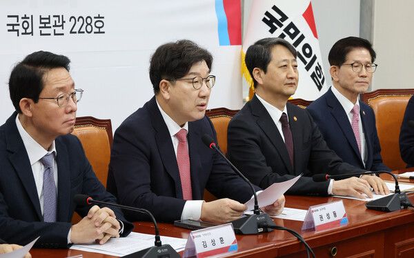 권성동 국민의힘&nbsp;원내대표(왼쪽 두번째)가 4일 국회에서 열린 반도체특별법 주52시간제 특례 도입을 위한 당정협의회에서 발언하고 있다. [연합뉴스]