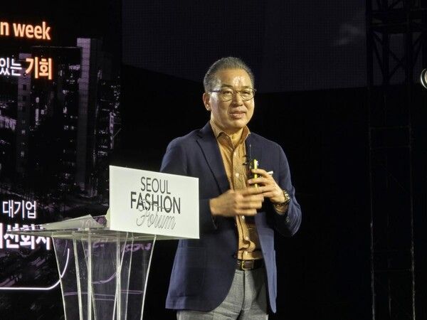 정준호 롯데백화점 대표이사가 5일 동대문디자인플라자(DDP)에서 개막한 서울패션위크에서 강연하고 있다. [연합뉴스]