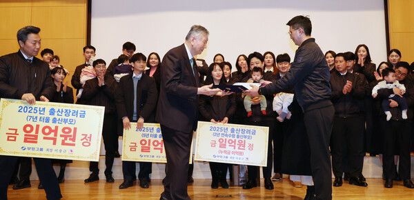 이중근&nbsp;부영그룹 회장이 5일 오전 서울 중구&nbsp;부영태평빌딩에서 열린 시무식에서 출산장려금을 지급하고 있다. [연합뉴스]