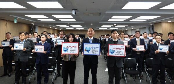 박병희 NH농협생명 대표이사(사진 가운데)는 지난 5일(수) 농협생명 본사에서 임직원들과 함께 윤리경영 실천 의지를 다졌다. [NH농협생명]