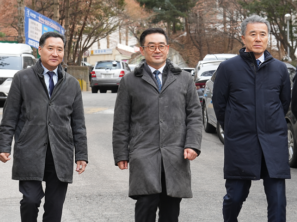 이정환 두산건설 대표 (중앙). [두산건설]