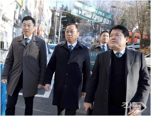 정희민 포스코이앤씨 사장 (중앙), 성남 은행주공 재건축 현장 방문. [포스코이앤씨]