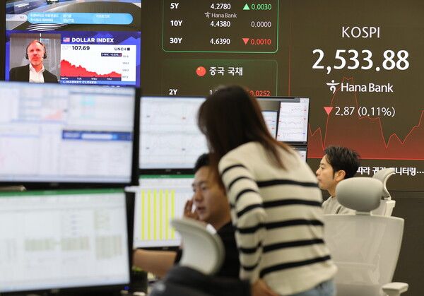 7일 서울 중구 하나은행 본점 딜링룸 모습. [연합뉴스]