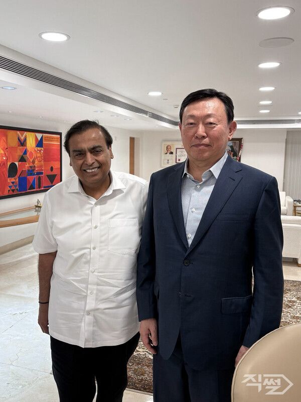 신동빈 롯데 회장(오른쪽)과 무케시 암바니 릴라이언스그룹 회장이&nbsp;지난&nbsp;6일 인도 서부지역의 푸네(Pune)시에서 하브모어 푸네 신공장 준공식을 개최하고 기념사진을 촬영하고 있다. [롯데지주]