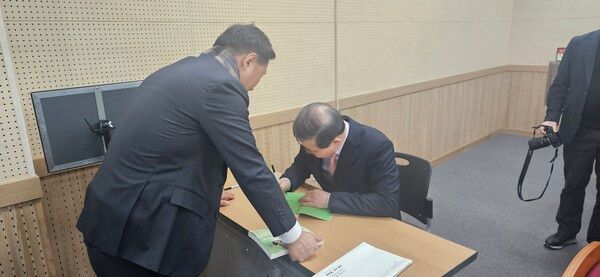 임준희 교장이 북 콘서트 시작 전 참석한 독자께 사인을 해주고 있다. 