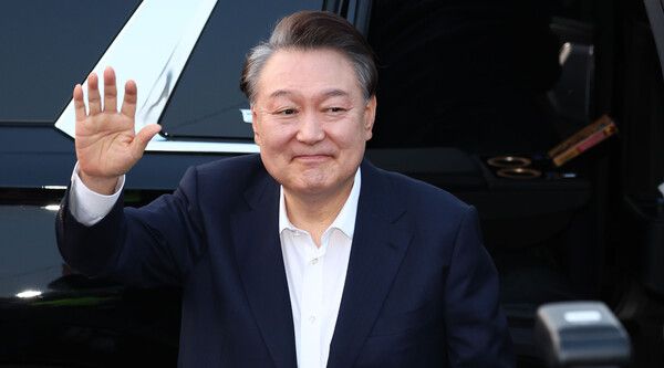 윤석열&nbsp;대통령이 지난 8일 서울구치소에서 석방된 후 서울 한남동 관저 앞에서 지지자들을 향해 인사하고 있다. [연합뉴스]