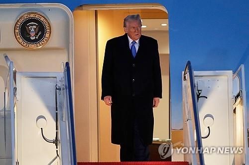 미 대통령 전용기에서 내리는 트럼프 [AP 연합뉴스]