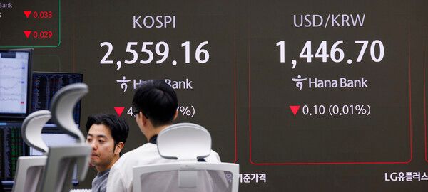 10일 오전 서울 중구 하나은행 딜링룸 모습. [연합뉴스]