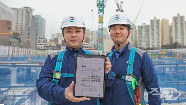GS건설에서 개발한 AI기반 공사 매뉴얼 ‘자이북’을 현장에서 사용하고 있는 모습. [GS건설]