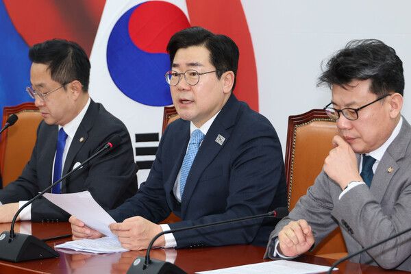 더불어민주당 박찬대 원내대표가 11일 서울 여의도 국회에서 열린 원내대책회의에서 발언하고 있다. [연합뉴스]