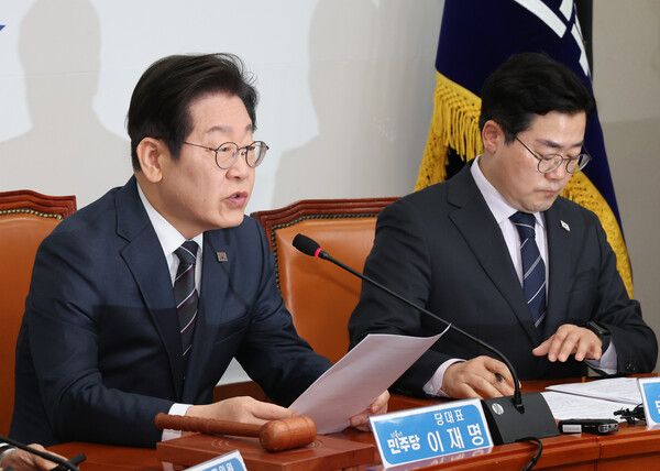 더불어민주당 이재명 대표(왼쪽)가 12일 서울 여의도 국회에서 열린 최고위원회의에서 발언하고 있다. [연합뉴스]