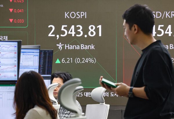 12일 오전 서울 중구 하나은행 본점 딜링룸 모습. [연합뉴스]