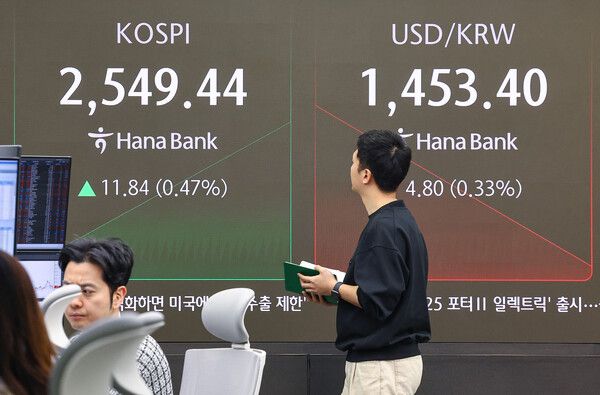 12일 오전 서울 중구 하나은행 본점 딜링룸 모습. [연합뉴스]