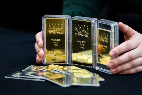 서울 종로구 한국금거래소에 전시된&nbsp;골드바. [연합뉴스]