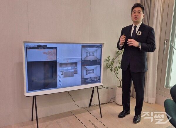 DL이앤씨 관계자가 13일&nbsp;서울 강남구 아크로 리츠카운티 주택전시관에서 ‘디 셀렉션(D Selection)’ 컨셉을 설명하고 있다. [직썰 최소라]