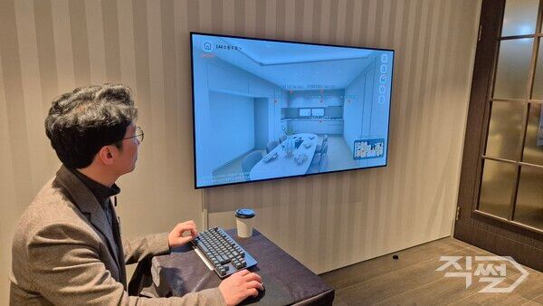 DL이앤씨 관계자가 13일&nbsp;서울 강남구 아크로 리츠카운티 주택전시관에서&nbsp; 3D 가상 시뮬레이션(VR)인 ‘디버추얼(D-Virtual)’을 시현하고 있다. [직썰 최소라]