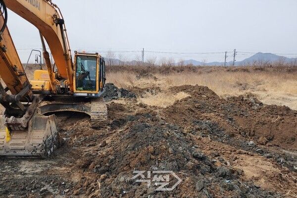 불법 성토&nbsp;추가 조사를 위해 굴착 작업을 진행하고 있다.[박정우 기자]
