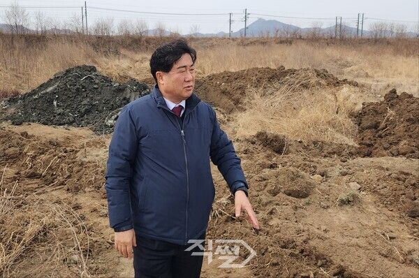 허홍 의장이 불법 성토 현장을 방문해 현황을 점검하고 있다.[박정우 기자]