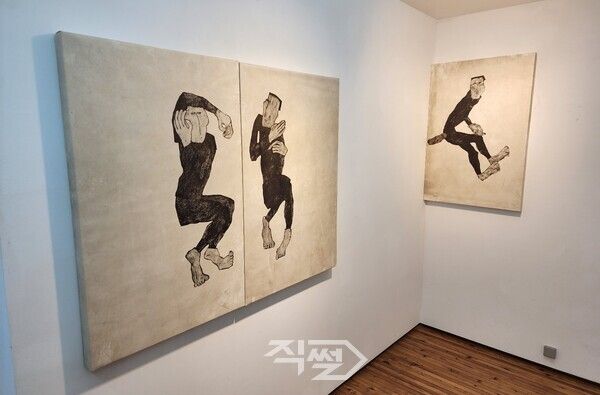 갤러리 토마에 전시된 정희윤 작가의 작품.[이상 박정우 기자]