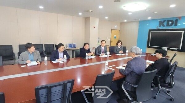 양산시 한정우 정책특별보좌관, 박정희 미래혁신국장, 황승환 대중교통과장, 김태호 국회의원실 이창진 보좌관 등이 KDI를 방문하여 부산~양산~울산 광역철도 예타통과를 건의하고 있다.[양산시 제공]