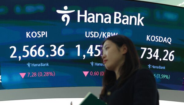 14일 서울 중구 하나은행 본점 딜링룸 모습. [연합뉴스]