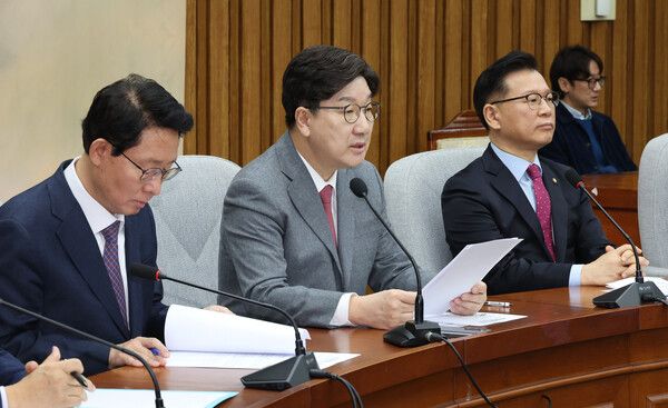 국민의힘 권성동 원내대표(가운데)가 14일 국회에서 열린 원내대책회의에서 발언하고 있다. [연합뉴스]