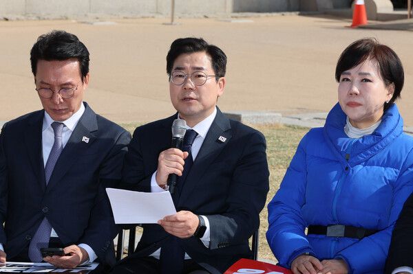 더불어민주당 박찬대 원내대표가 14일 서울 광화문 인근에서 열린 현장 최고위원회의에서 발언하고 있다. [연합뉴스]