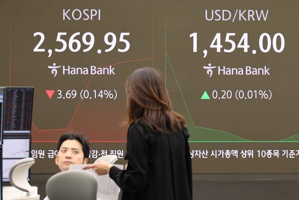 14일 서울 중구 하나은행 본점 딜링룸 모습. [연합뉴스]