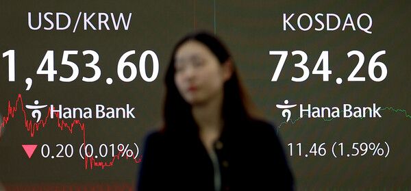 14일 서울 중구 하나은행 본점 딜링룸 모습. [연합뉴스]