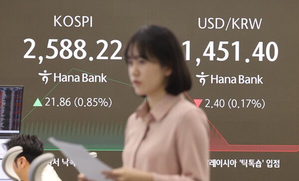 17일 서울 중구 하나은행 딜링룸 모습. [연합뉴스]