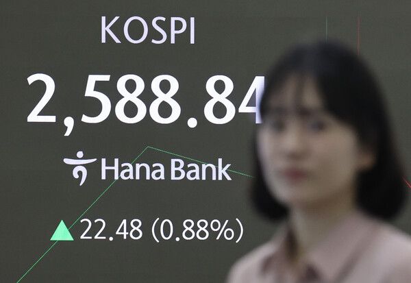 17일 서울 중구 하나은행 딜링룸 모습. [연합뉴스]