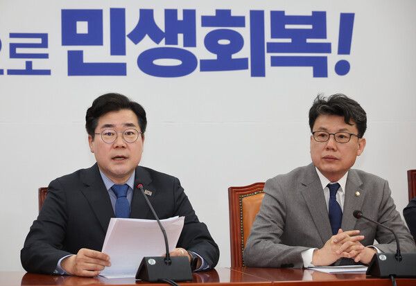 더불어민주당 박찬대 원내대표가 18일 서울 여의도 국회에서 열린 원내대책회의에서 발언하고 있다. [연합뉴스]