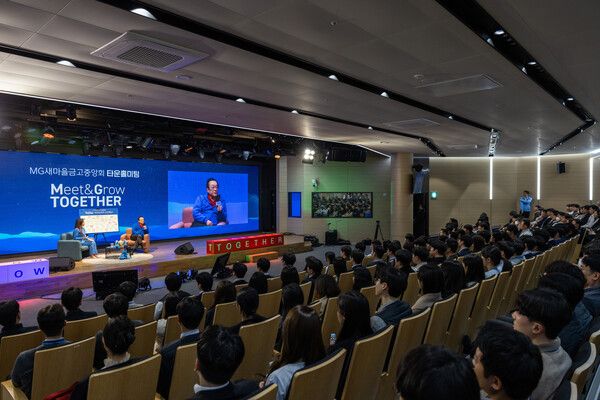 김인 새마을금고중앙회장이 지난 17일 서울 강남구 새마을금고중앙회관에서 개최된 첫 타운홀 미팅에서 직원들과 소통하고 있다. [새마을금고중앙회]