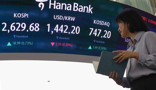 18일 오전 서울 중구 하나은행 본점 딜링룸 모습. [연합뉴스]