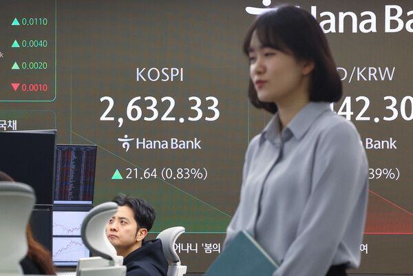 18일 오전 서울 중구 하나은행 본점 딜링룸 모습. [연합뉴스]