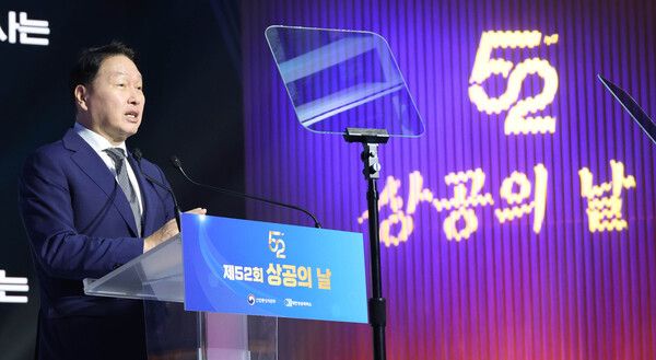 최태원 대한상의 회장(SK 회장)이 19일 제52회 상공의 날 기념식에 발언하고 있다. [대한상의]