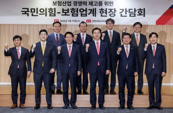 국민의힘 국회 정무위원회 소속 의원들과 보험 업계 관계자들이 19일 서울 종로구 생명보험 교육문화센터에서 열린 국민의힘-보험업계 현장 간담회에 참석해 기념 촬영하고 있다. (앞줄 왼쪽부터) 김철주 생명보험협회장, 김재섭 국민의힘 의원, 김상훈 정책위의장, 강민국 정무위 간사, 이헌승 의원, 이병래 손해보험협회장. [연합뉴스]