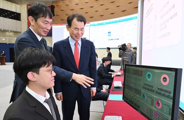 이복현 금융감독원장과 정은보 한국거래소 이사장이 19일 서울 여의도 한국거래소에서 열린 '공매도&nbsp;전산시스템 구축 시연회'에서&nbsp;공매도&nbsp;중앙점검시스템 시연을 보고 있다. [연합뉴스]&nbsp;